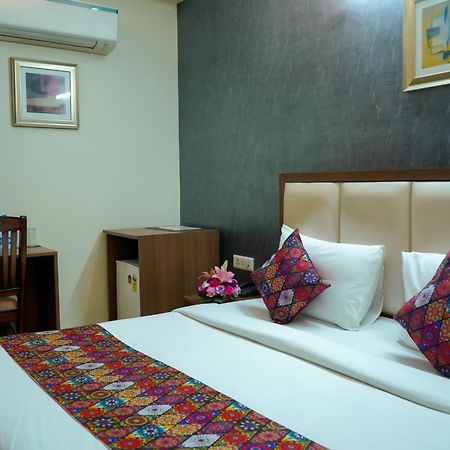 Hotel The Luxe 18 - Golf Course Road Гургаон Екстериор снимка