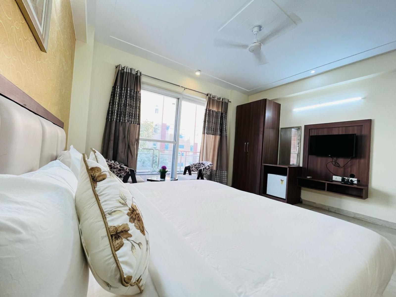 Hotel The Luxe 18 - Golf Course Road Гургаон Екстериор снимка