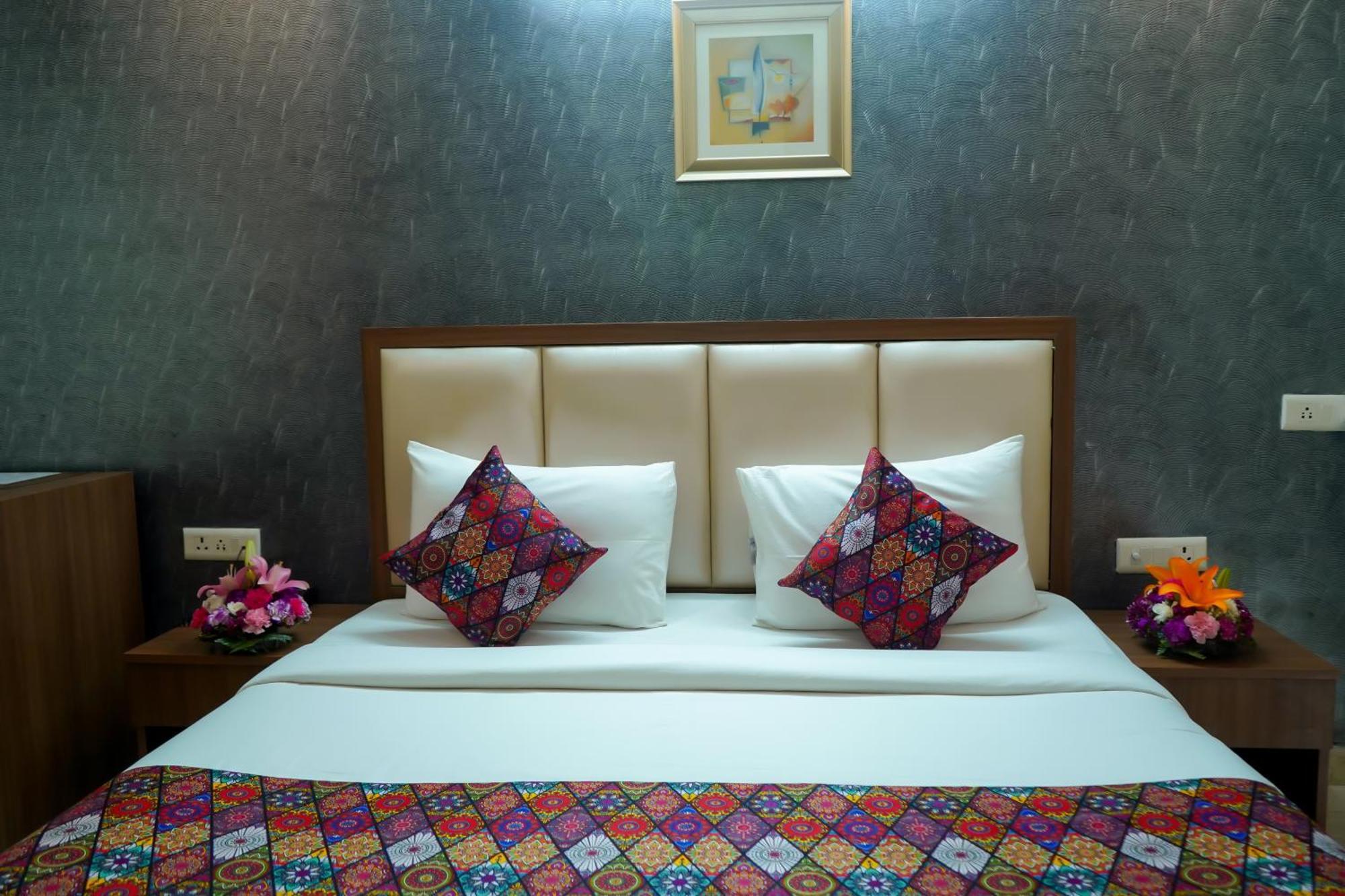 Hotel The Luxe 18 - Golf Course Road Гургаон Екстериор снимка