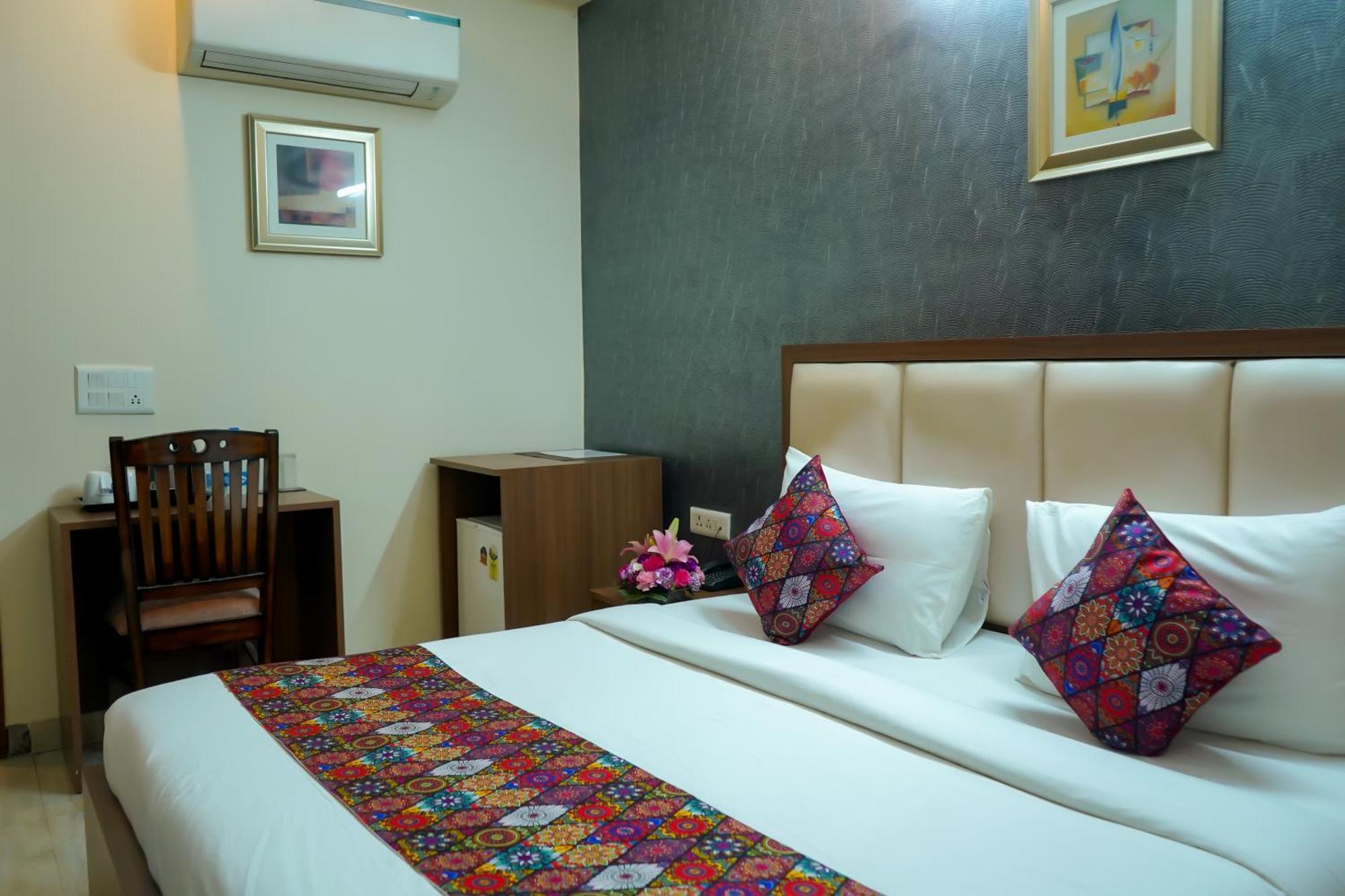 Hotel The Luxe 18 - Golf Course Road Гургаон Екстериор снимка