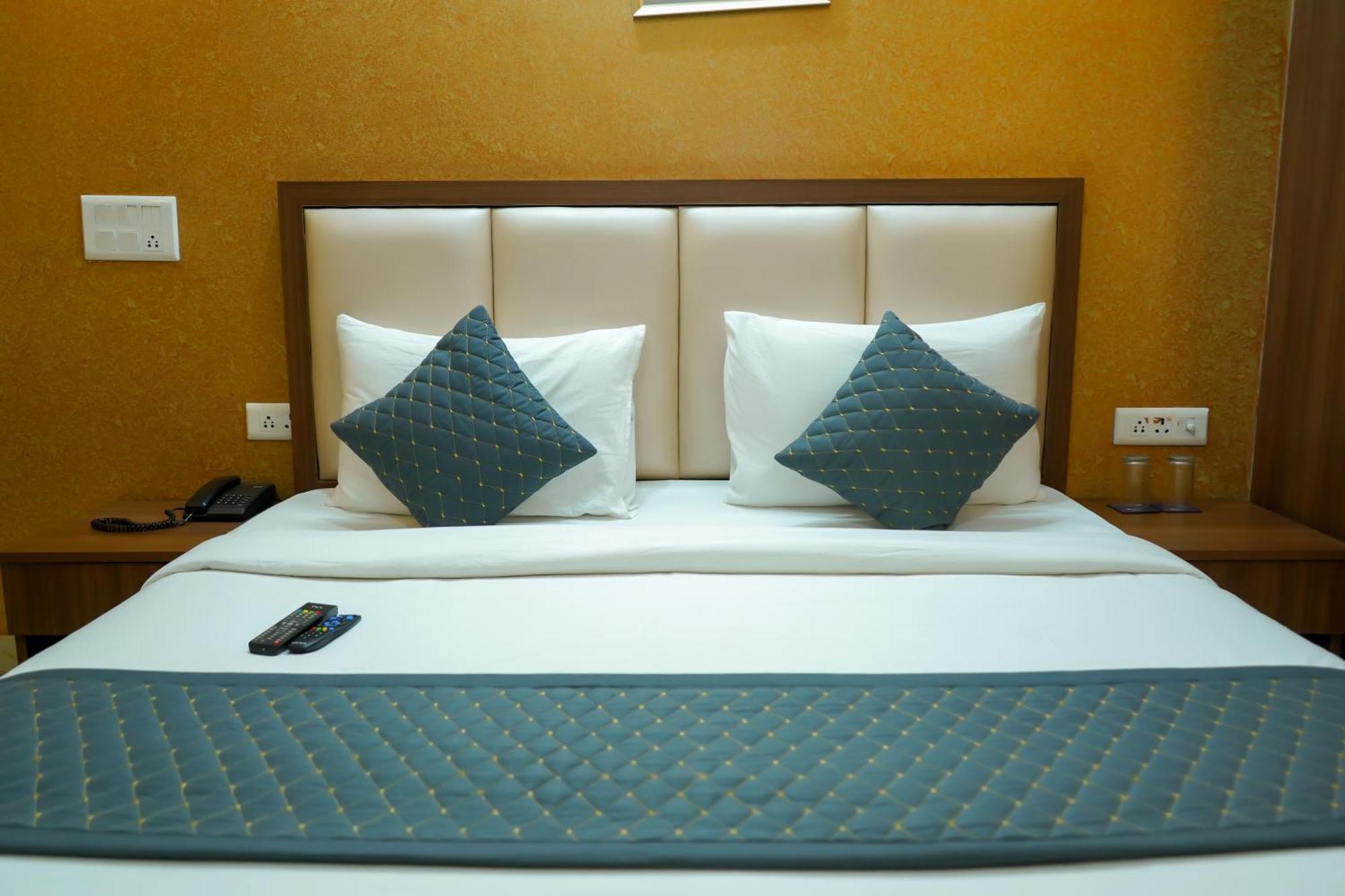 Hotel The Luxe 18 - Golf Course Road Гургаон Екстериор снимка