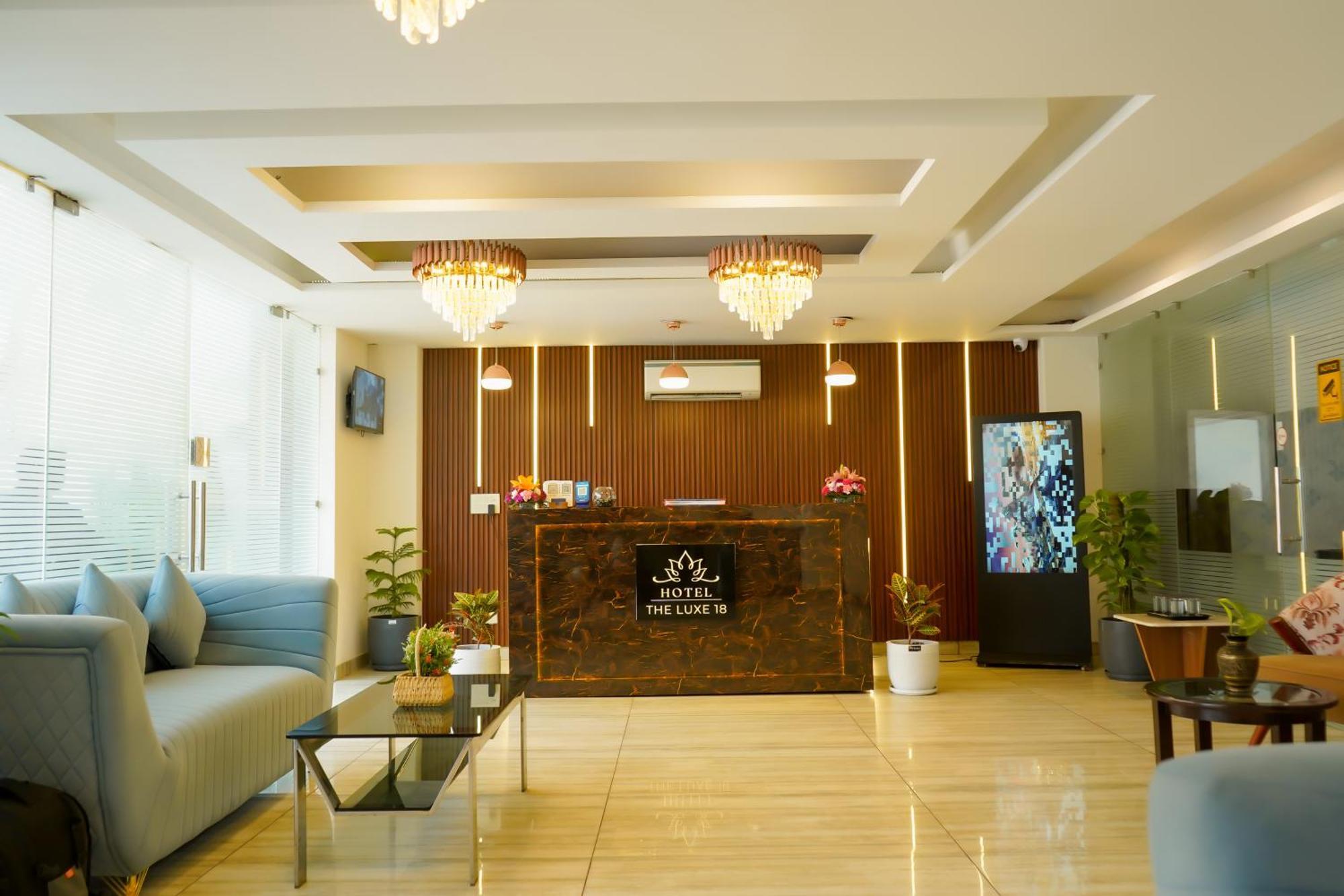 Hotel The Luxe 18 - Golf Course Road Гургаон Екстериор снимка