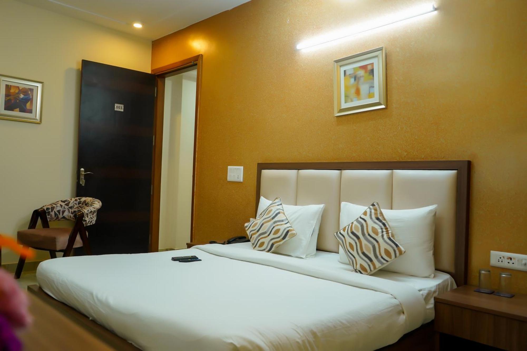 Hotel The Luxe 18 - Golf Course Road Гургаон Екстериор снимка