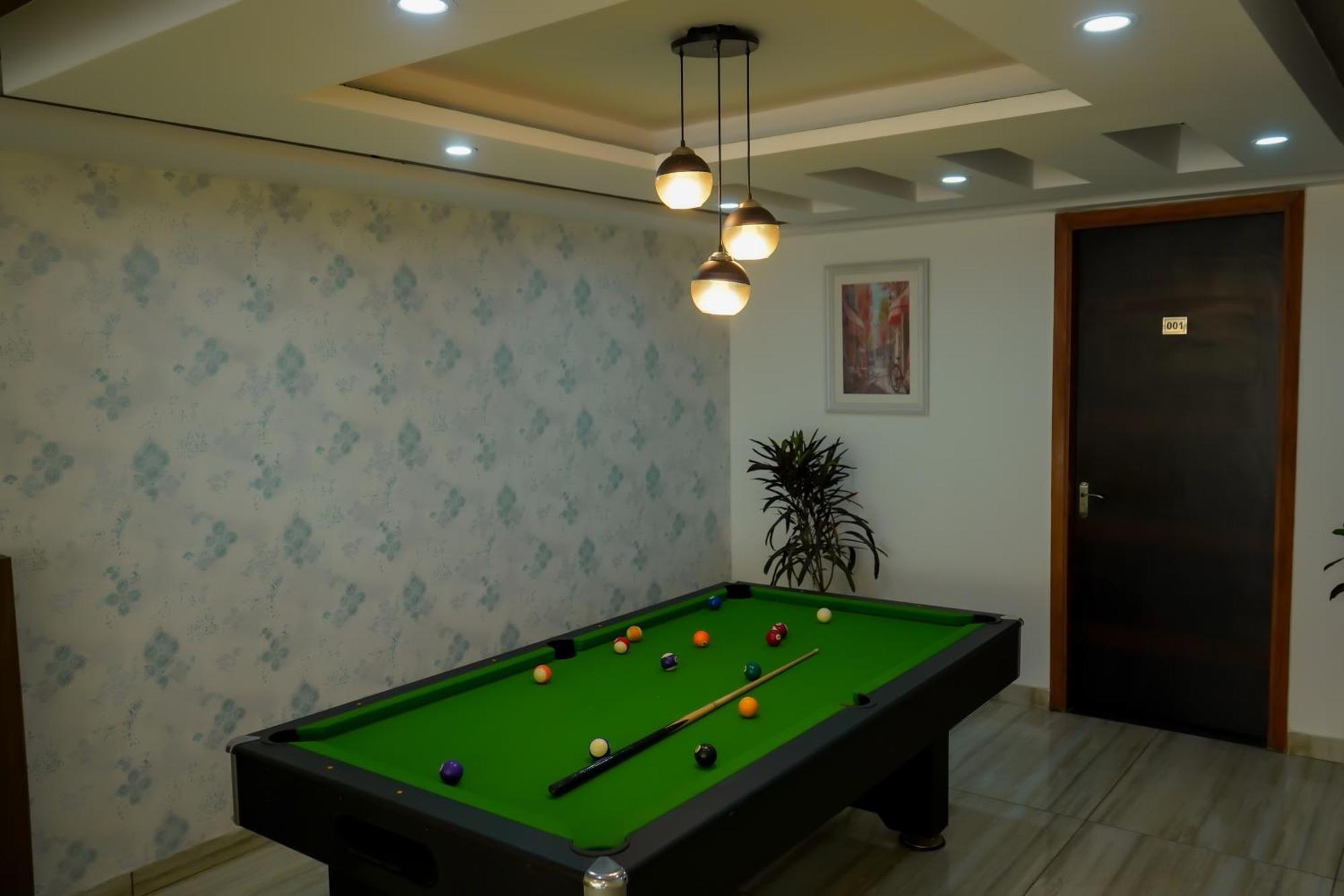 Hotel The Luxe 18 - Golf Course Road Гургаон Екстериор снимка