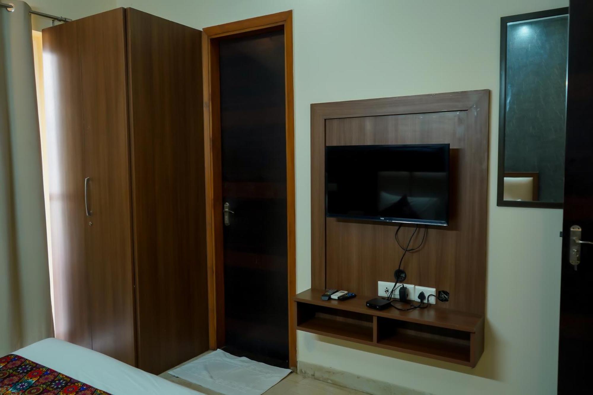 Hotel The Luxe 18 - Golf Course Road Гургаон Екстериор снимка