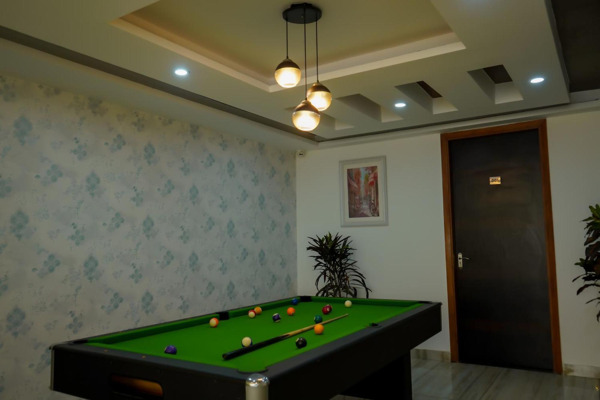 Hotel The Luxe 18 - Golf Course Road Гургаон Екстериор снимка