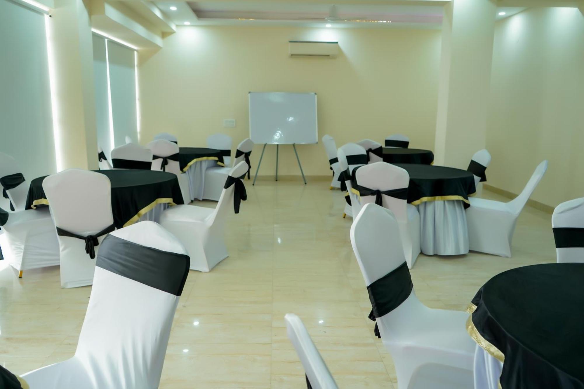 Hotel The Luxe 18 - Golf Course Road Гургаон Екстериор снимка