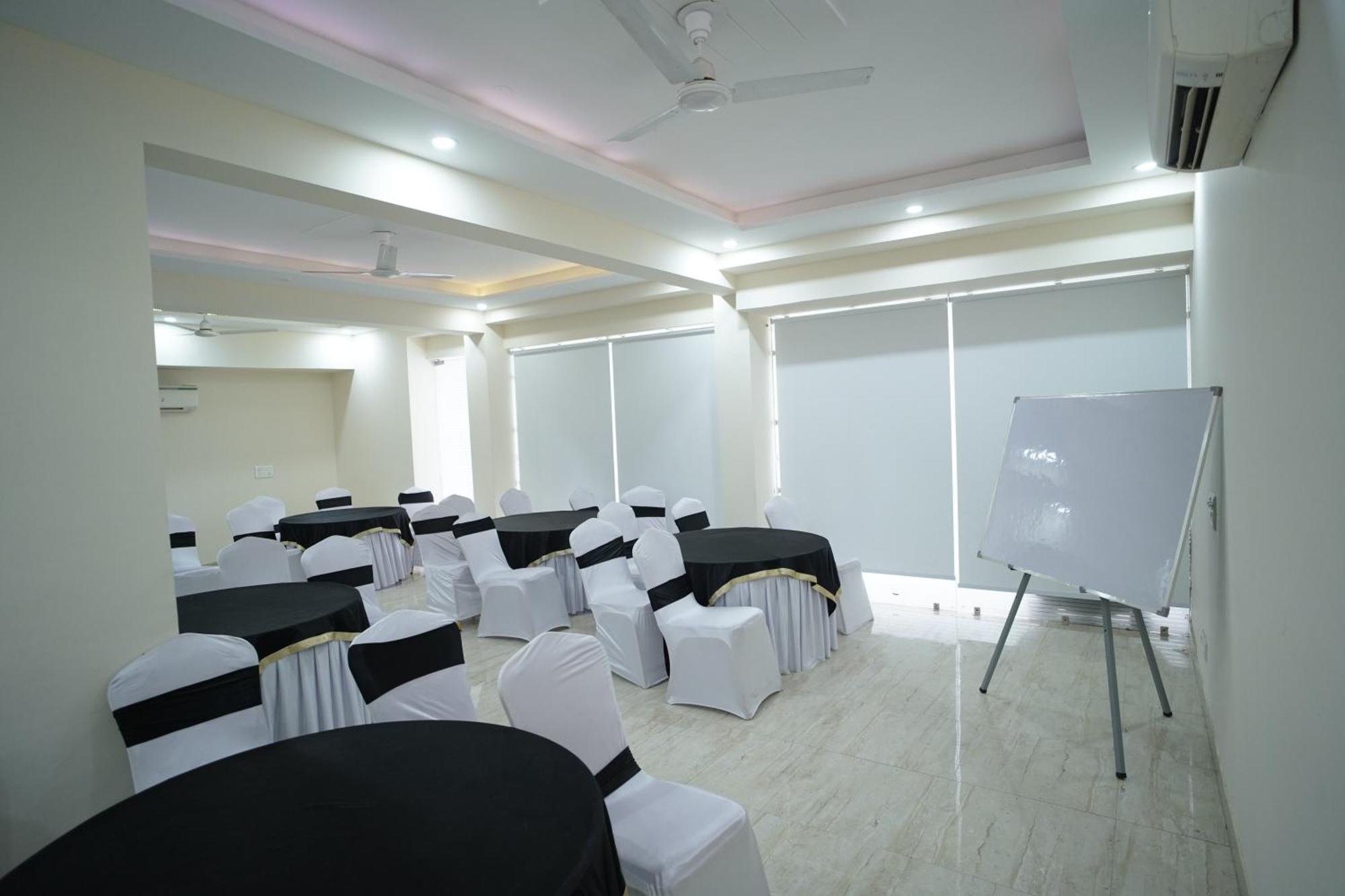 Hotel The Luxe 18 - Golf Course Road Гургаон Екстериор снимка